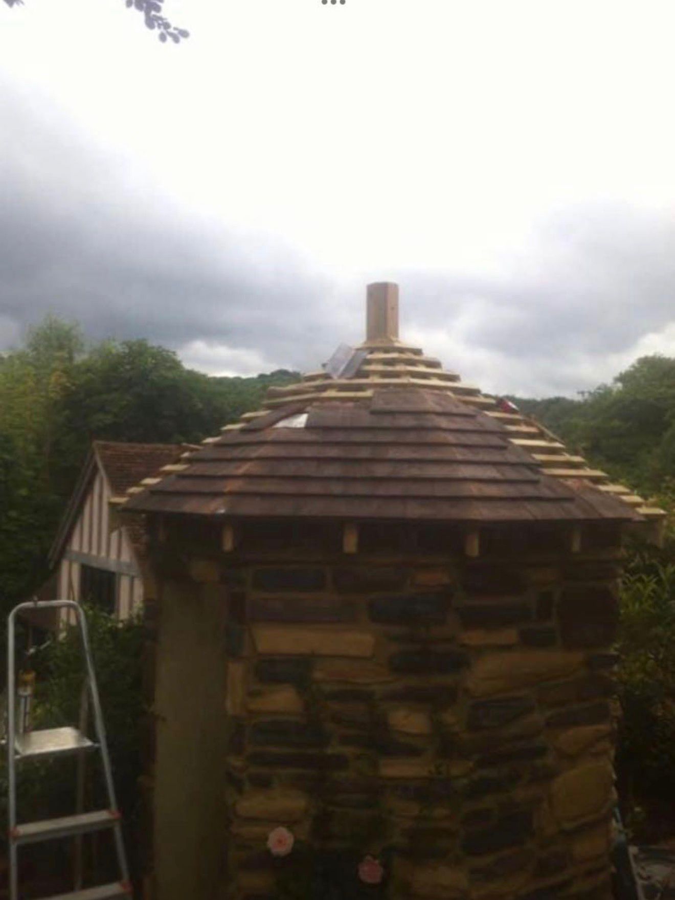 Log cabin roof before plane tile work